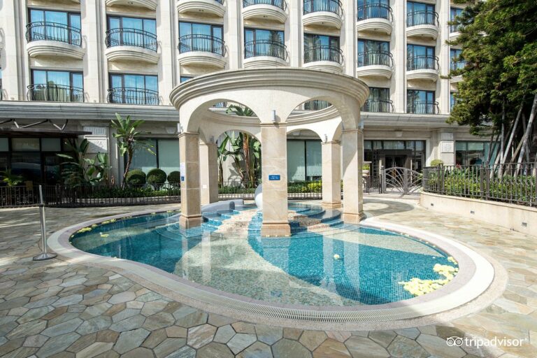 outdoor-pool--v11095734