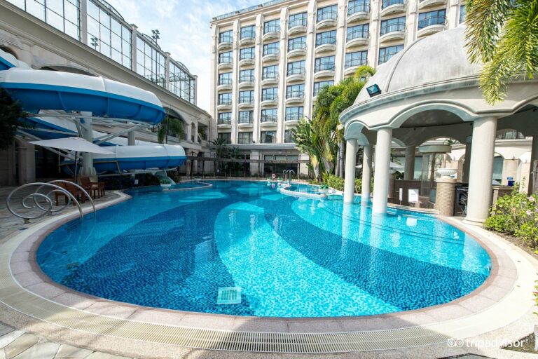 outdoor-pool--v11095798